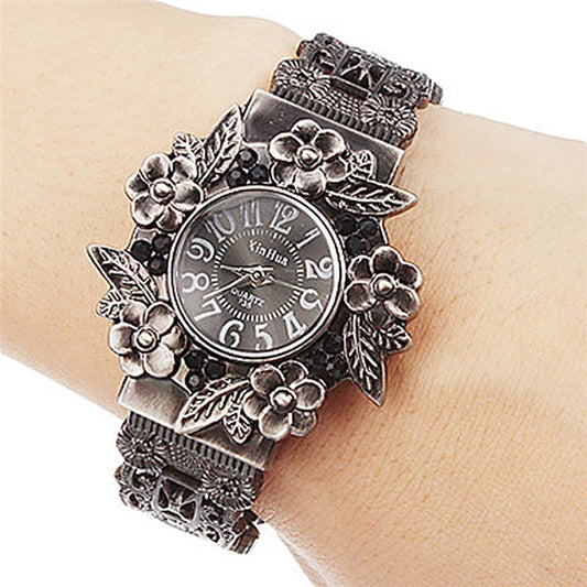 Orologio al quarzo da donna con bracciale floreale retrò in rilievo